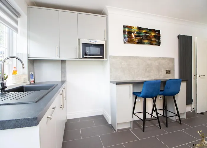 Station Lodge Close To City Centre With Parking